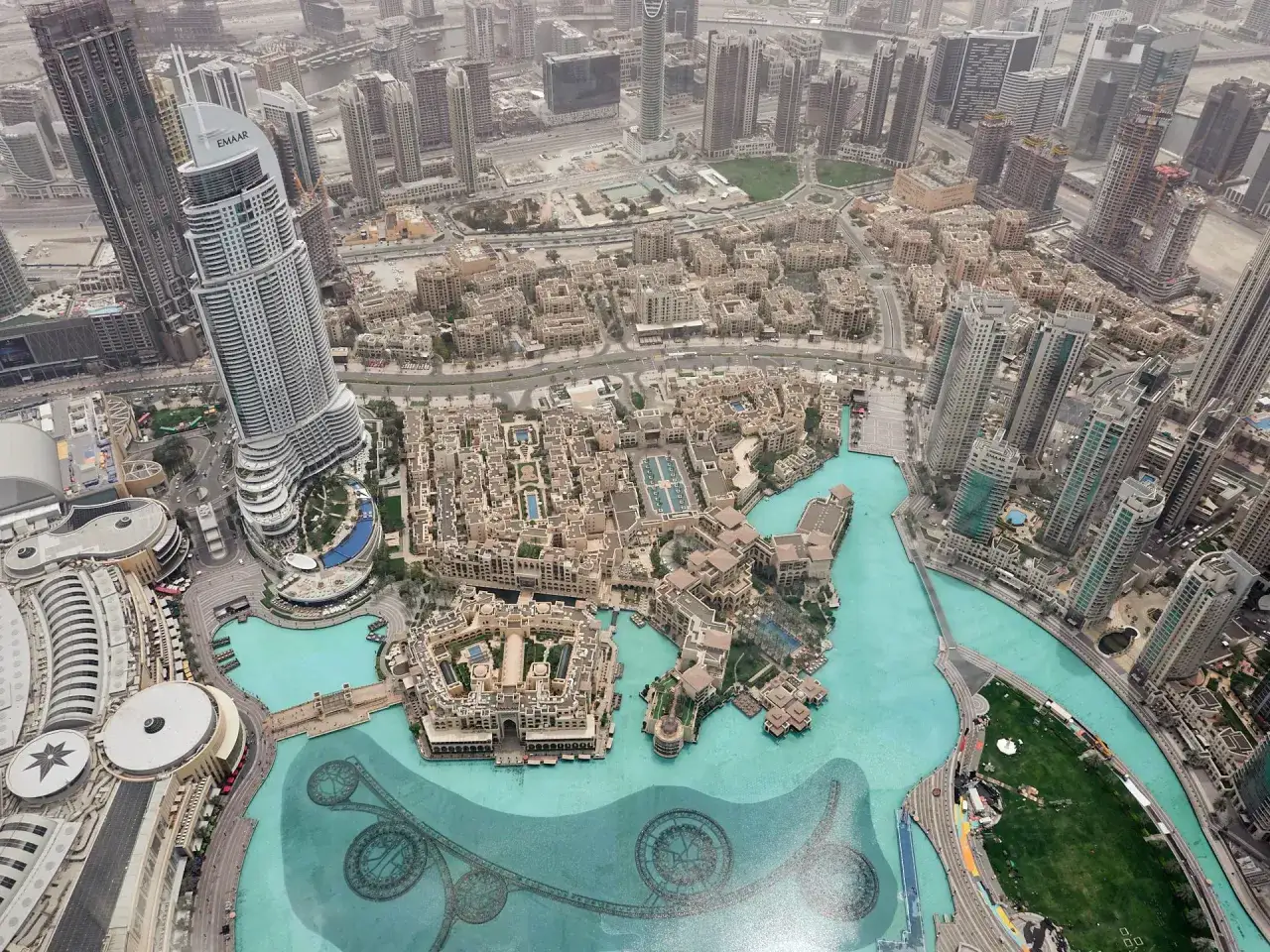 Widok z góry na Dubaj, z wieżowcem Emaar i otaczającymi go budynkami. Ciekawostki o Burj Khalifa: to najwyższy budynek świata!