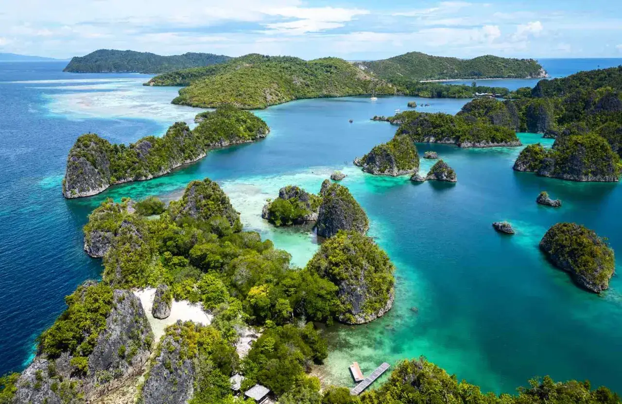 Rajskie wyspy Raja Ampat, Indonezja. Co zobaczyć? Zielone, skaliste wysepki otoczone turkusową wodą, idealne na niezapomniane wakacje.