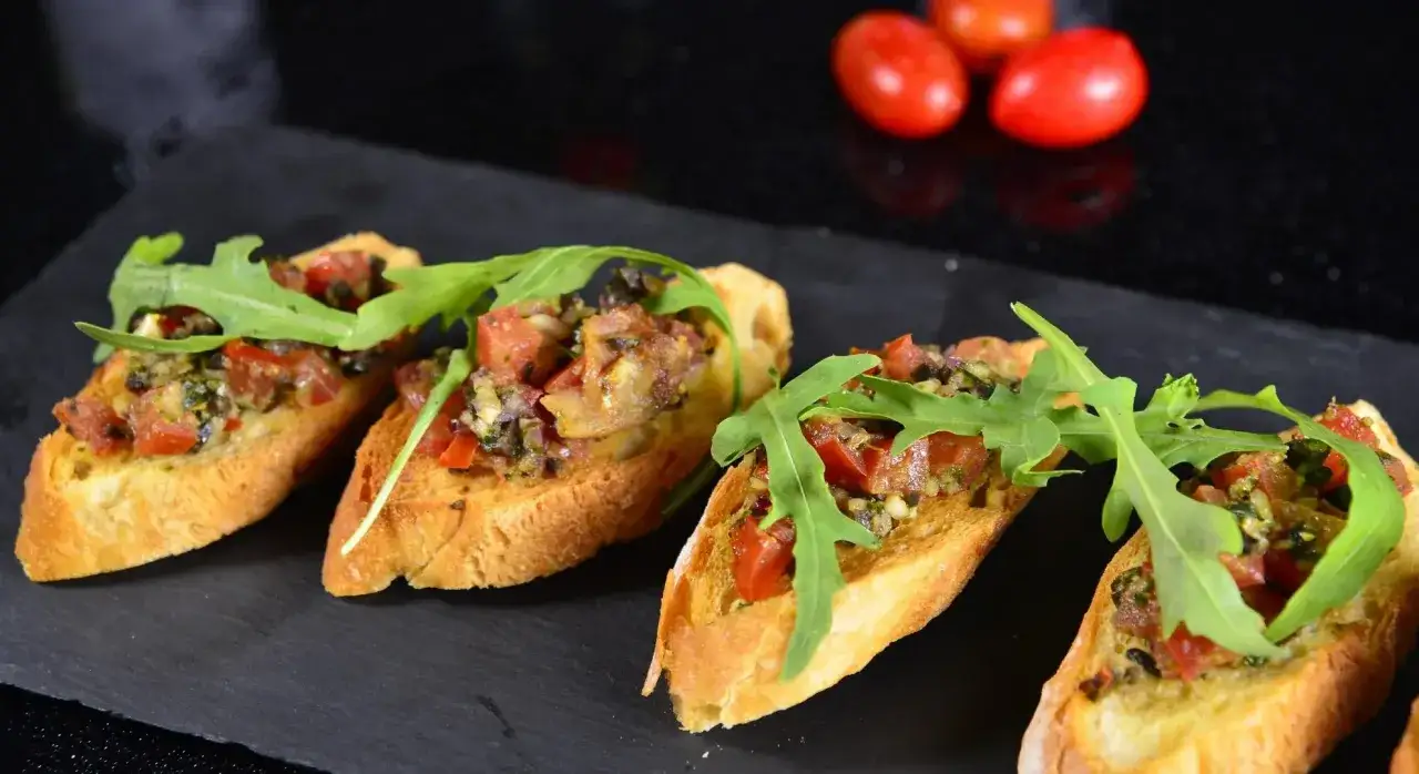Crostini z pomidorami i rukolą. Takie tapas co to? Pyszna przekąska na imprezę.