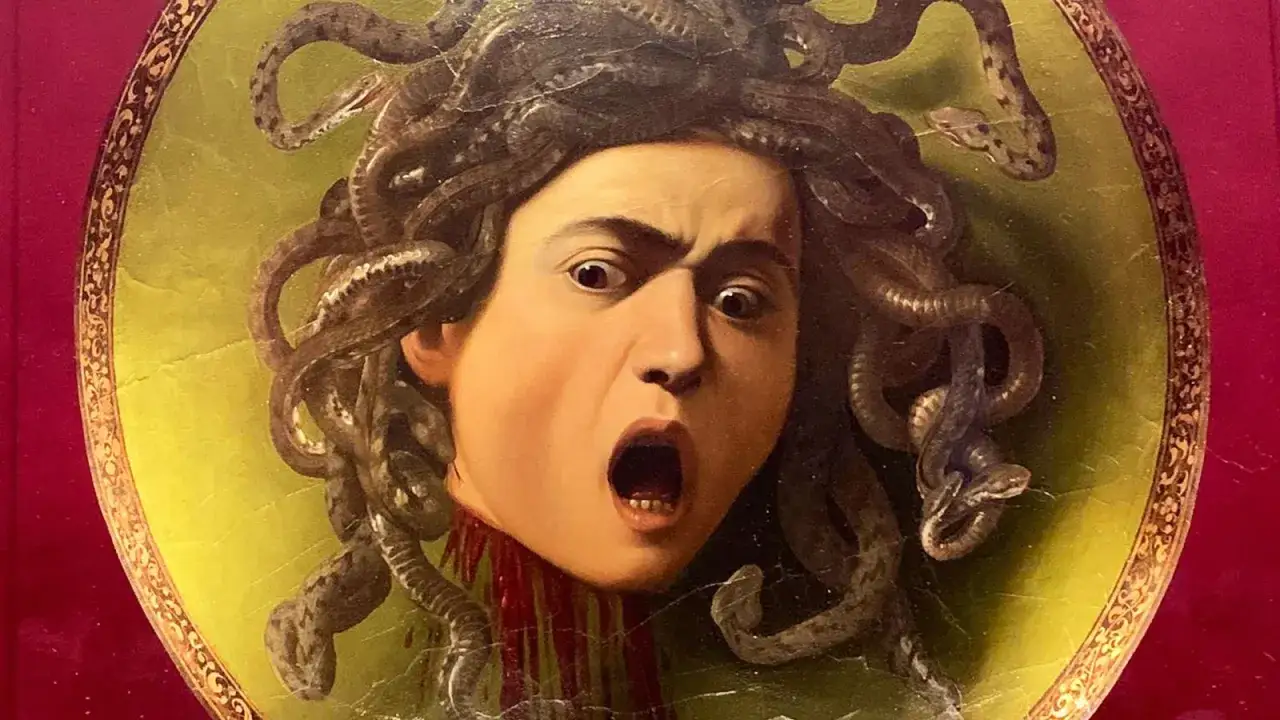 Przerażająca Meduza Caravaggia, jedno z największych dzieł Galerii Uffizi, z wężami zamiast włos&oacute;w i przerażeniem w oczach.