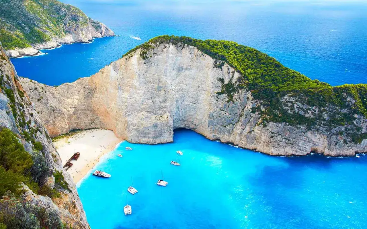 Zatoka Navagio na Zakynthos, Grecja. Biała plaża, turkusowa woda i klify tworzą jedne z najpiękniejszych plaż na świecie.