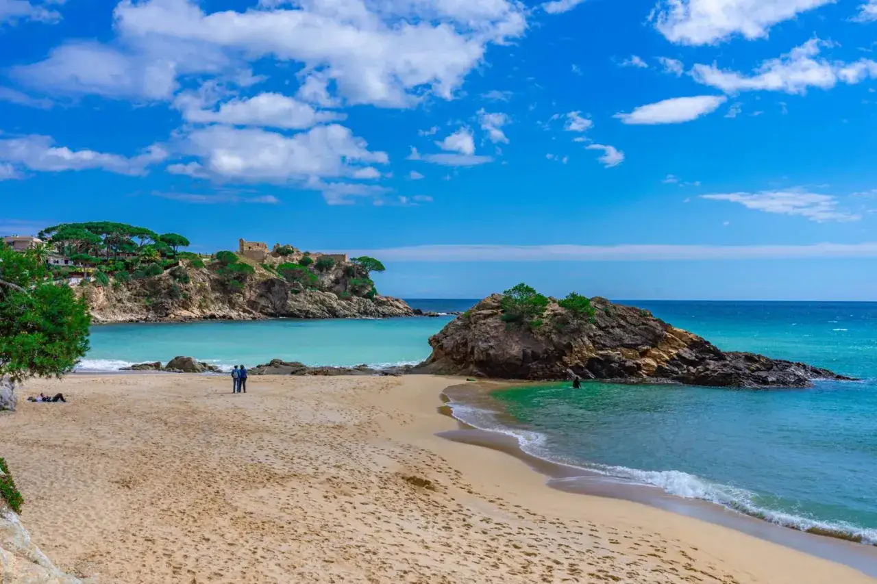Piękna plaża z turkusową wodą i skalistymi wysepkami. Idealne miejsce na odkrywanie atrakcji Costa Brava.