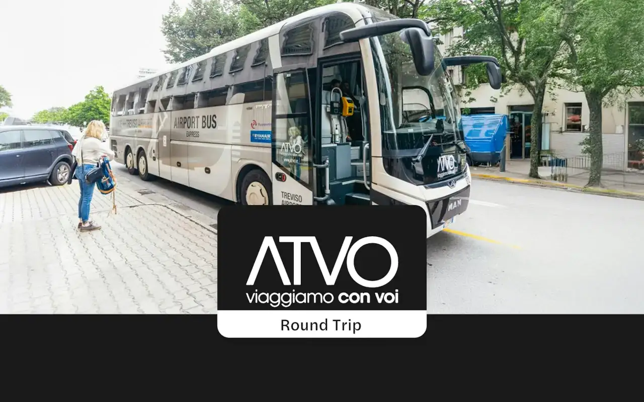 Autobus ATVO Airport Bus Express na trasie Wenecja-Treviso Lotnisko. Kobieta z bagażem czeka na przystanku.