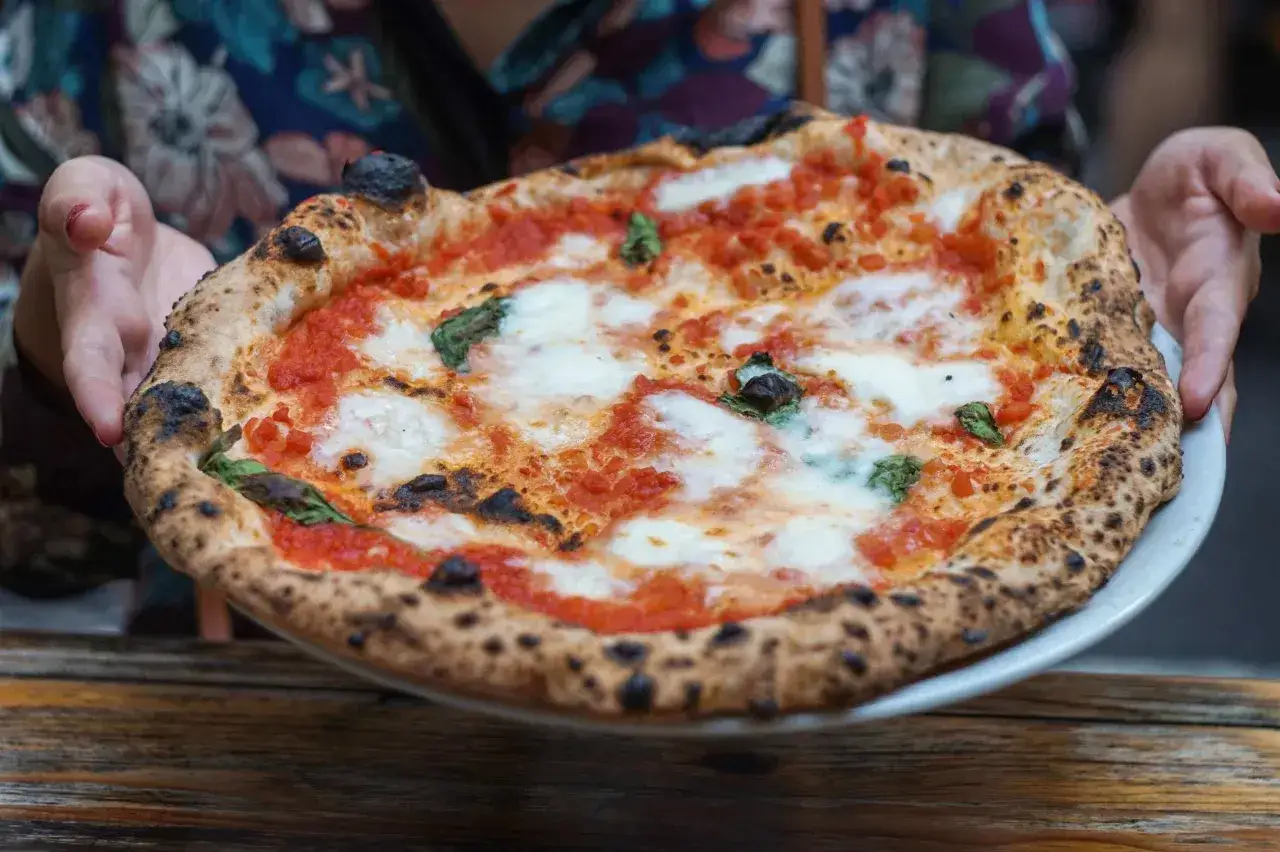 Pyszna Margherita na talerzu, idealna na obiad. Gdzie zjeść taką pizzę?