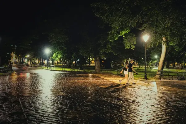 Spacer po mokrym bruku w Krakowie nocą, gdy pada. Idealny pomysł, co robić w Krakowie gdy pada.