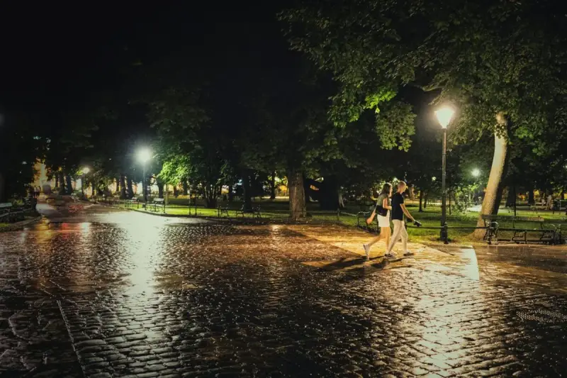 Spacer po mokrym bruku w Krakowie nocą, gdy pada. Idealny pomysł, co robić w Krakowie gdy pada.