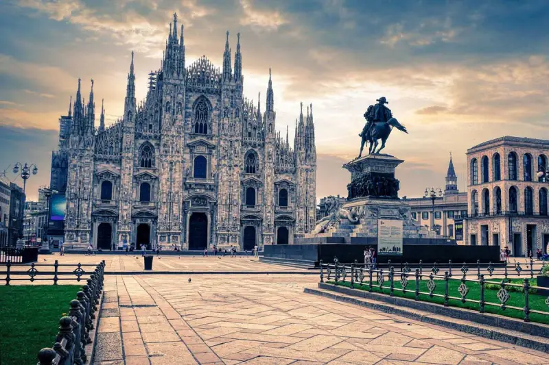 Katedra Duomo w Mediolanie i pomnik konny. Czy warto odwiedzić Mediolan? Zdecydowanie tak!