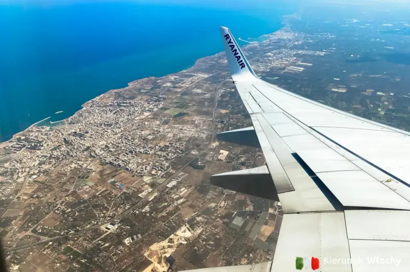 Widok z samolotu Ryanair na wybrzeże i miasto, zbliżamy się do lotniska w Bari.